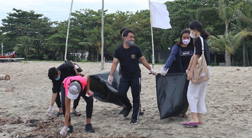 Beach Clean Up as a Form of Concern for the Environment Organized by the Communication Science Student Association and Communication Studies Program FISIP Udayana University