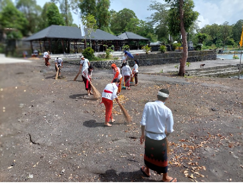 Bakti Sosial FISIP and History of Ulundanu Batur Temple