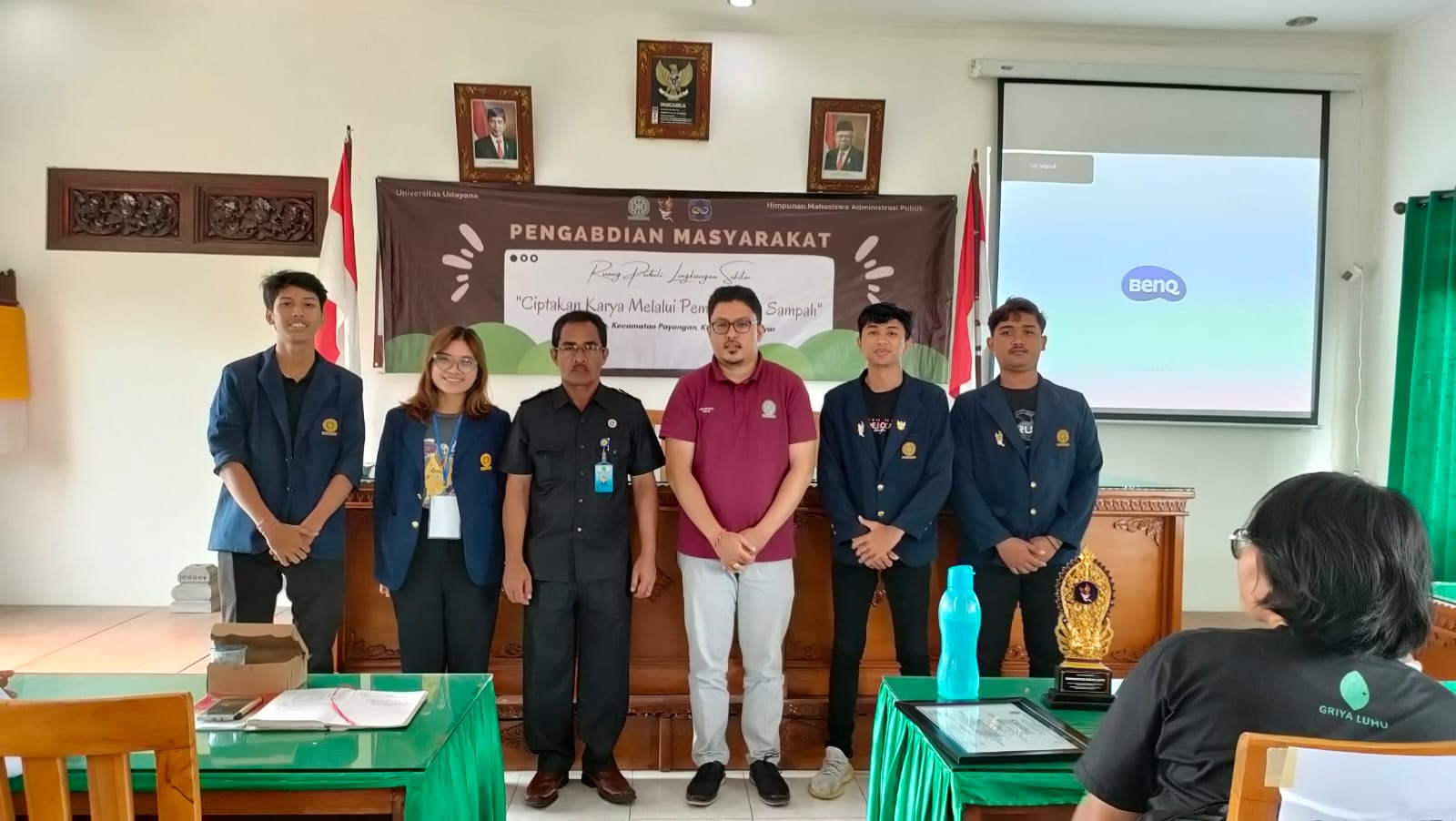 FOCUSING ON WASTE SORTING, THE PUBLIC ADMINISTRATION STUDENT ASSOCIATION AGAIN HELD COMMUNITY SERVICE IN KERTA GIANYAR VILLAGE